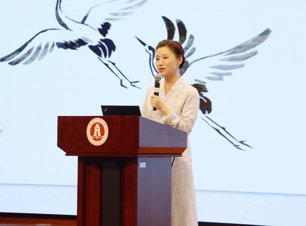 杨雨认为，古诗词以其精炼的语言、丰富的想象、真挚的情感，传唱千古而不衰，成为中国文化史上一道靓丽的风景。