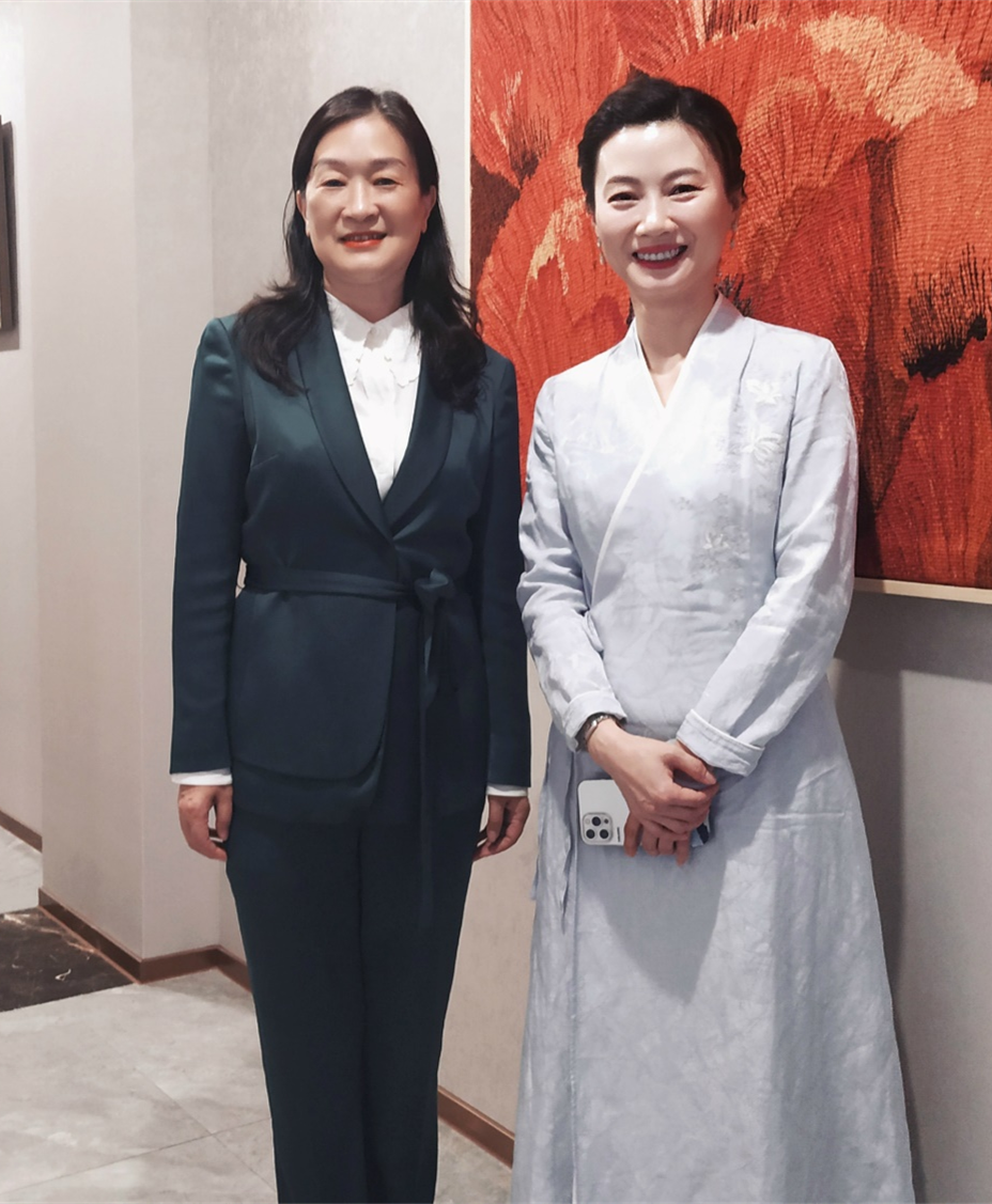 陈晓红院士（左）和杨雨教授。
