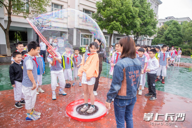 玩一玩梦幻泡泡,太开心了。 玩一玩梦幻泡泡,太开心了。