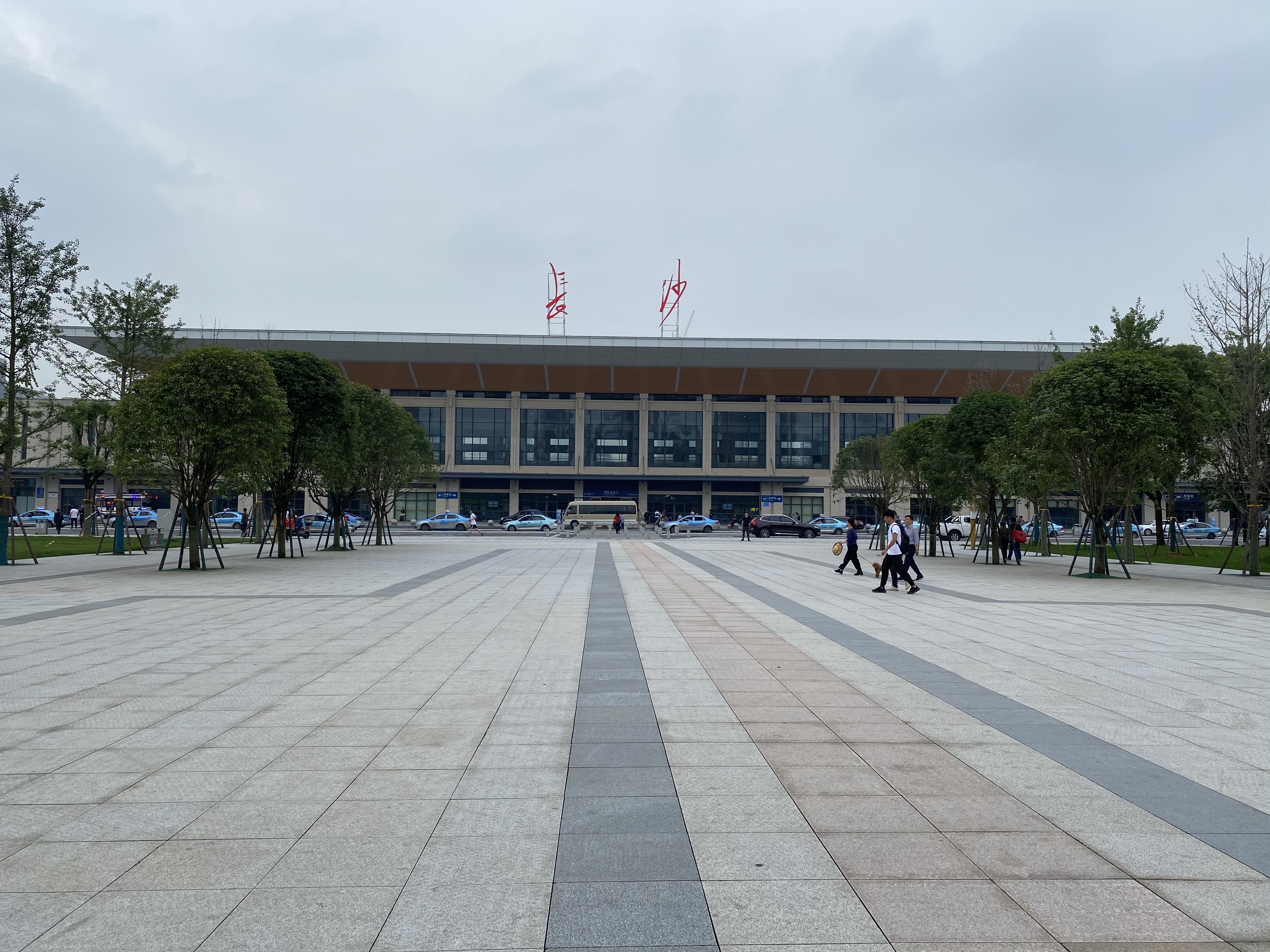 改造后焕然一新的长沙火车站东广场。长沙晚报通讯员 戴唯怡 摄