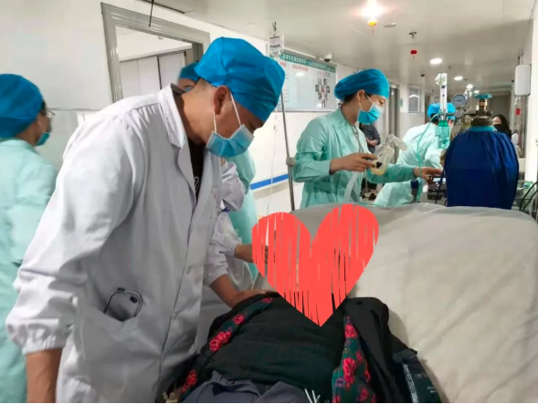 夏娭毑就医途中突然昏厥，医护人员立即把她抬到就近的空病床上。