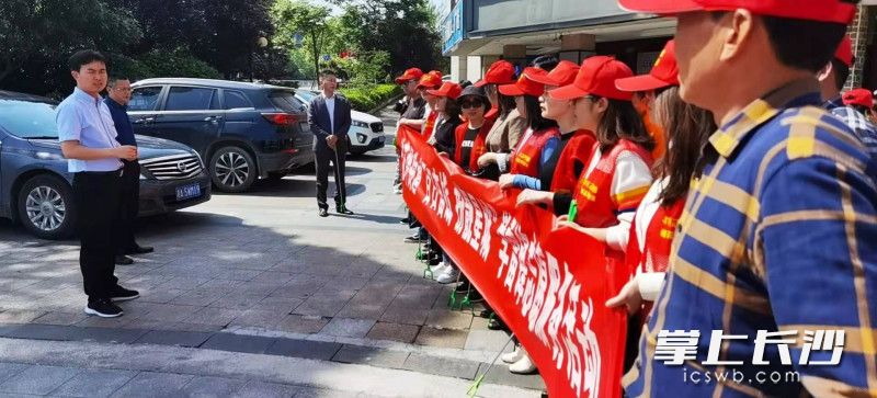 桂花坪街道党员志愿者深入银桂苑小区开展志愿服务活动。长沙晚报通讯员 高俊 供图