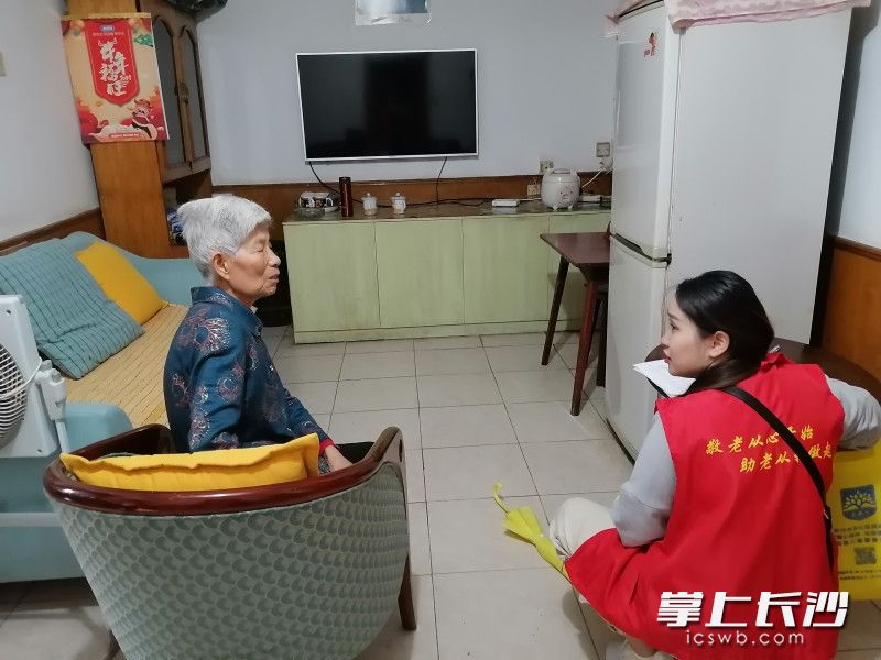 工作人员正在开展信息采集工作。   均为长沙晚报通讯员仇玉瑜供图