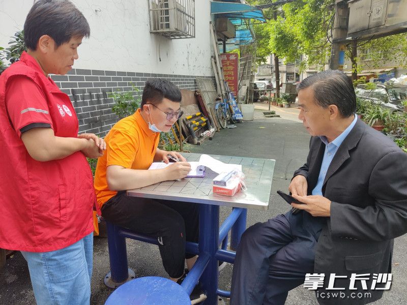 工作人员走街串巷，开展信息采集工作。