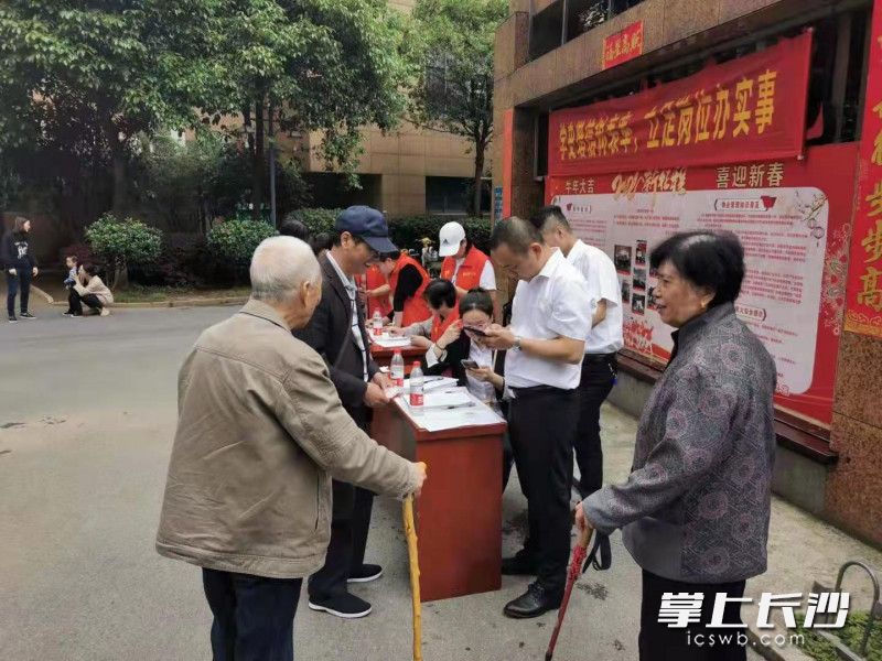 工作人员通过各种活动开展信息采集工作。
