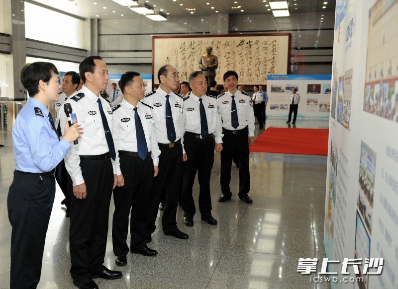参加开幕式的领导现场观看成果展。
