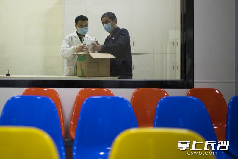 28日 00:08　　郭国顺将疫苗交给了雨敞坪镇卫生院接种点的工作人员。