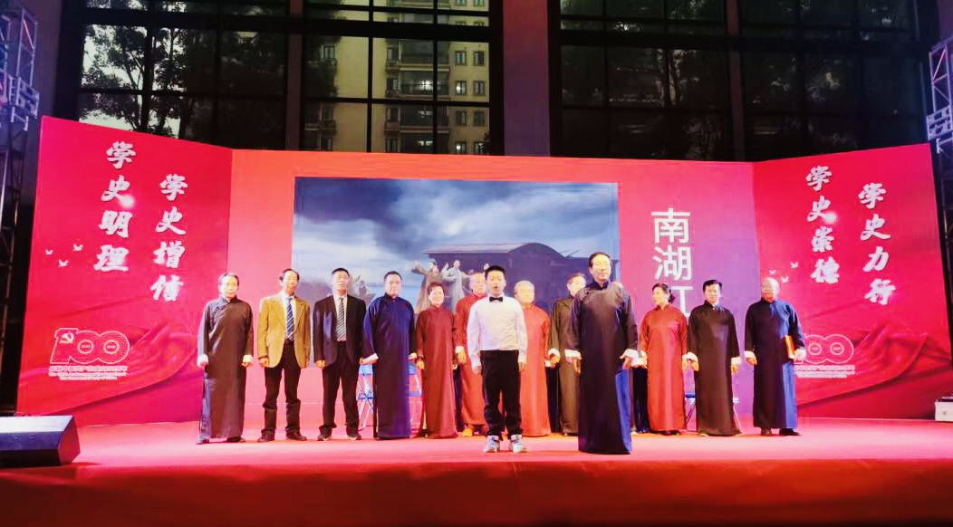 爷孙俩串词讲故事，情景剧拉开了南湖红船建党伟业的序幕。  均为长沙晚报通讯员童欣摄