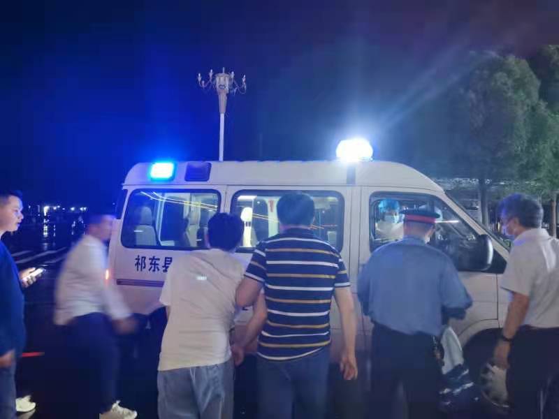 王琪将小伙子送上救护车。