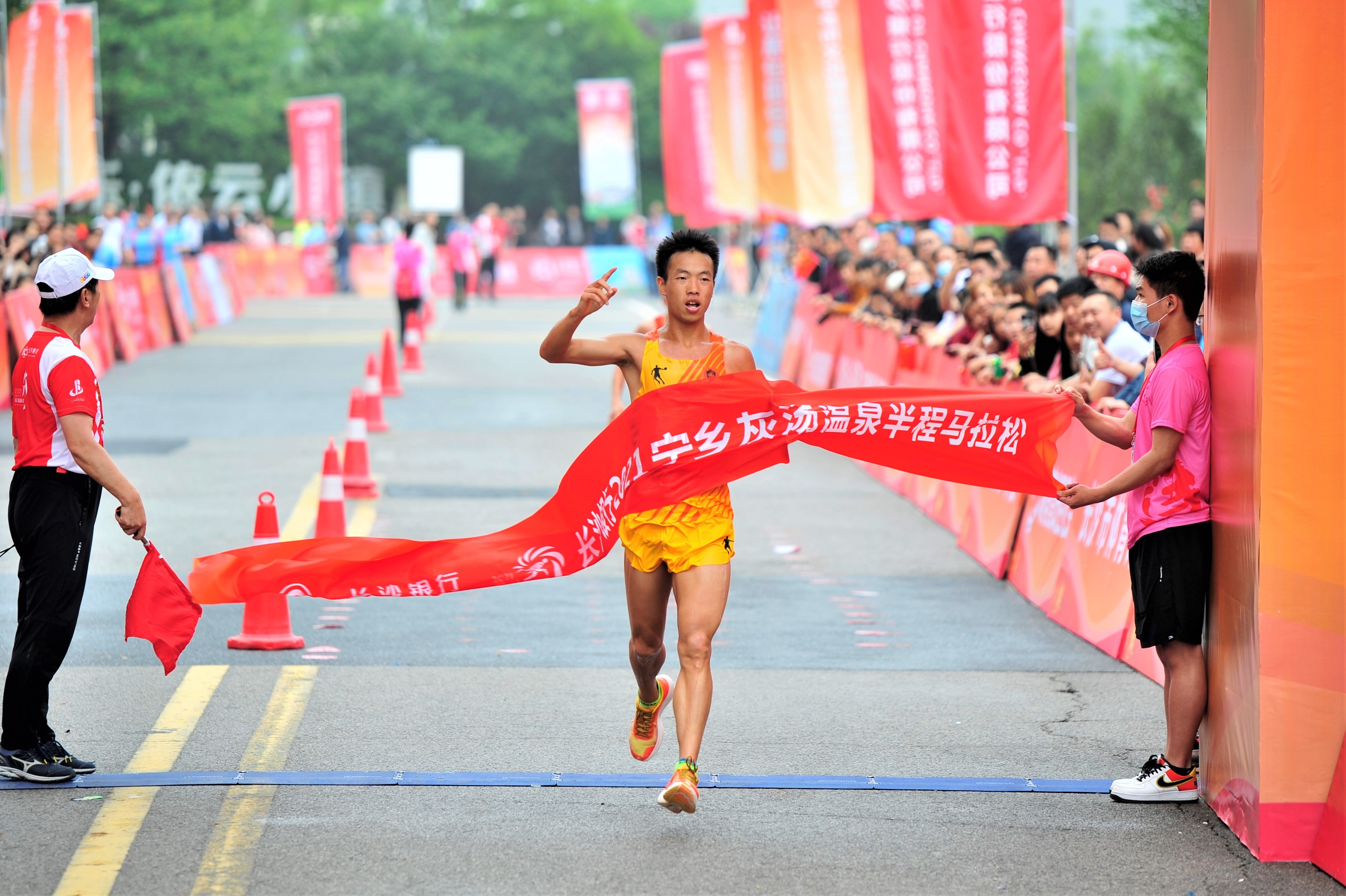 在半马男子组中，管油胜以1时9分30秒的成绩，率先冲过终点线。