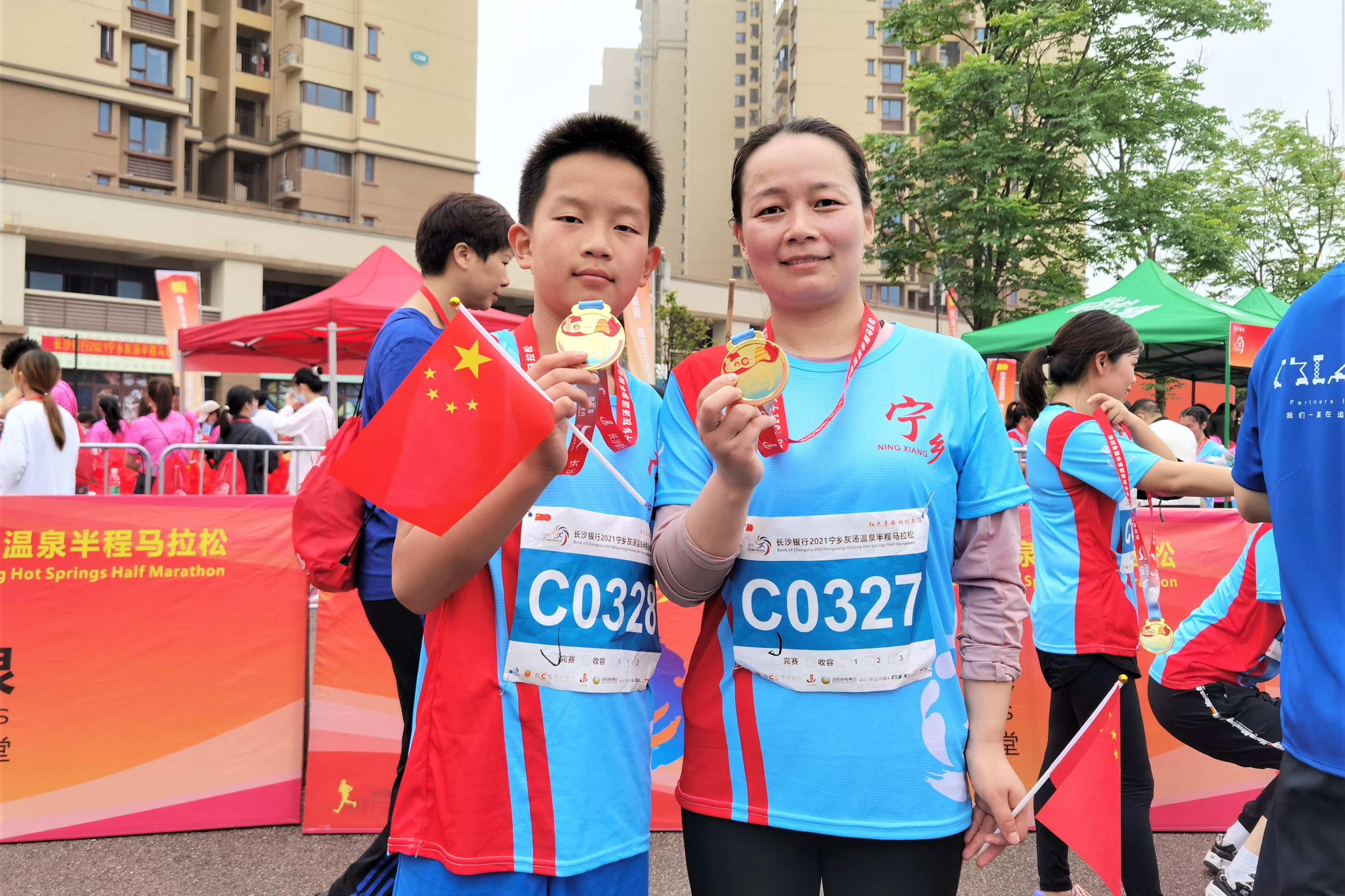 12岁的彭瑞想是长沙市育才小学六年级学生，这次他和妈妈谢芳一起跑完了迷你马拉松。