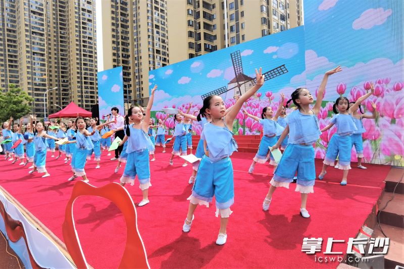 宁乡市白马桥街道滨江小学二年级联合中队表演的歌舞《南湖的小木船》。长沙晚报全媒体记者 张禹 摄