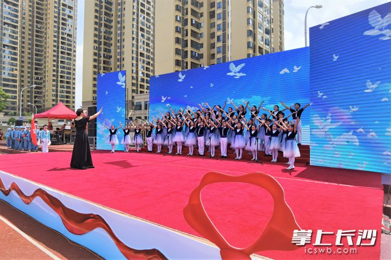 宁乡市白马桥街道滨江小学音乐社团表演的合唱《追寻》。长沙晚报全媒体记者 张禹 摄