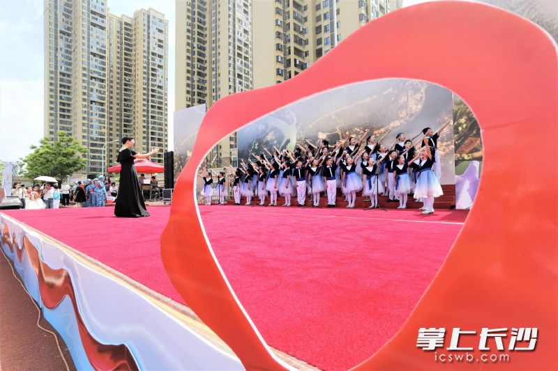 宁乡市白马桥街道滨江小学音乐社团表演的合唱《追寻》。长沙晚报全媒体记者 张禹 摄