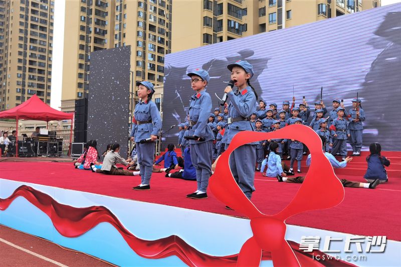 宁乡市白马桥街道滨江小学三年级联合中队表演的情境朗诵《不屈的民族》。长沙晚报全媒体记者 张禹 摄