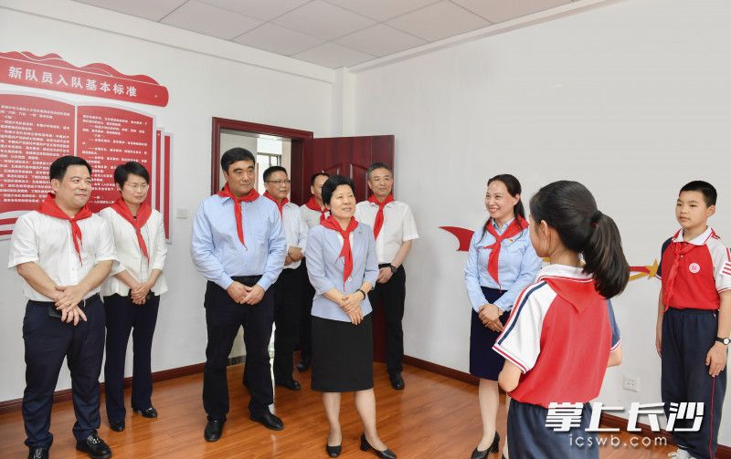 5月31日下午，省委常委、市委书记吴桂英在新民小学走访慰问中，鼓励孩子们从小坚定听党话、跟党走的决心，把红色基因传承下去，做有理想、有信念的新时代好少年。长沙晚报全媒体记者 余劭劼 摄