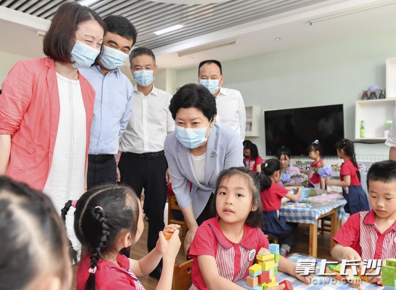 吴桂英来到岳麓幼儿教育集团北京御园幼儿园看望慰问幼儿和幼教工作者。长沙晚报全媒体记者 余劭劼 摄