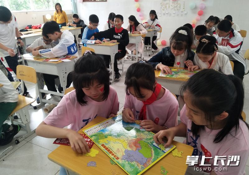 同学们两个或三个一组，拼出中国地图。