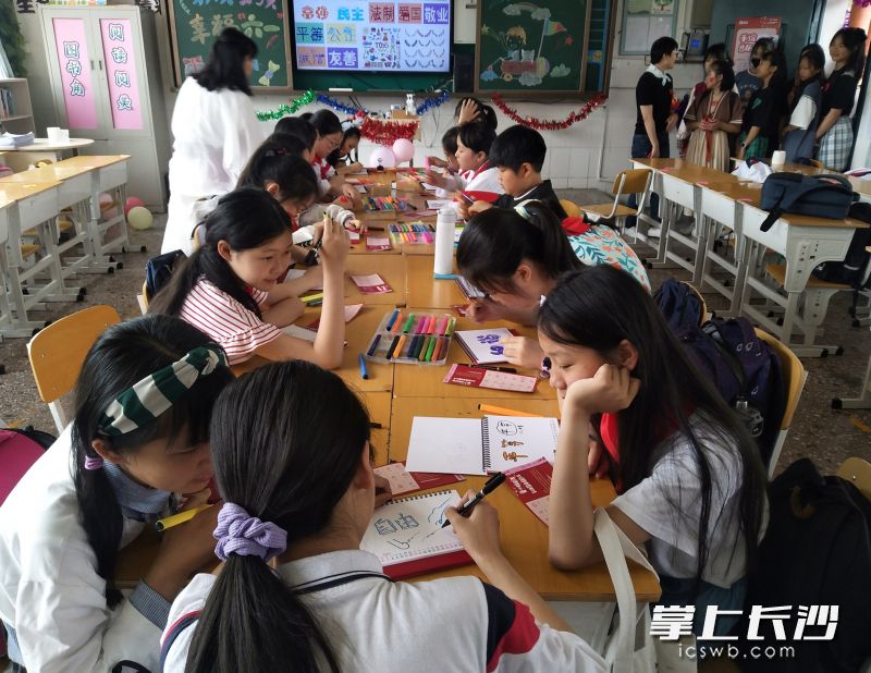 “手绘台历”项目——在台历上用美术字书写社会主义核心价值观，并对页面进行美化。