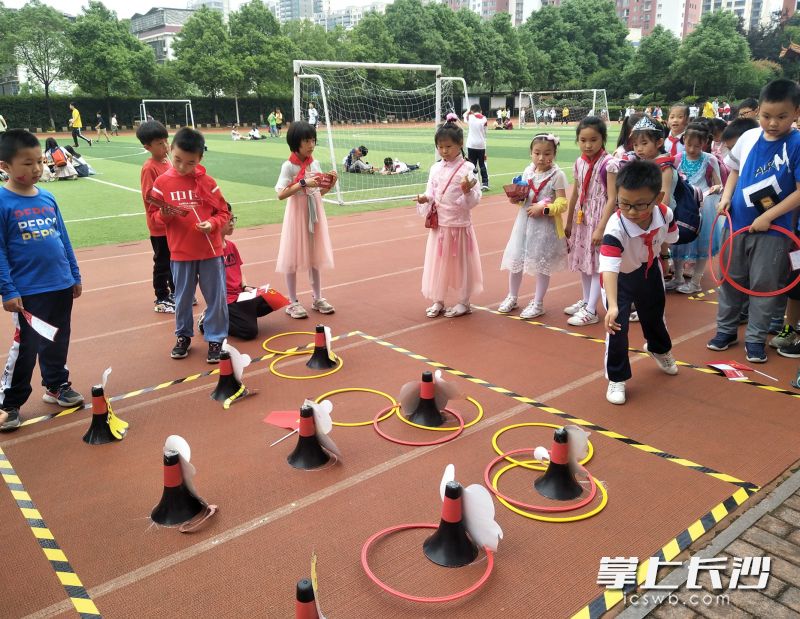 同学们在体验“幸运套套圈”项目。
