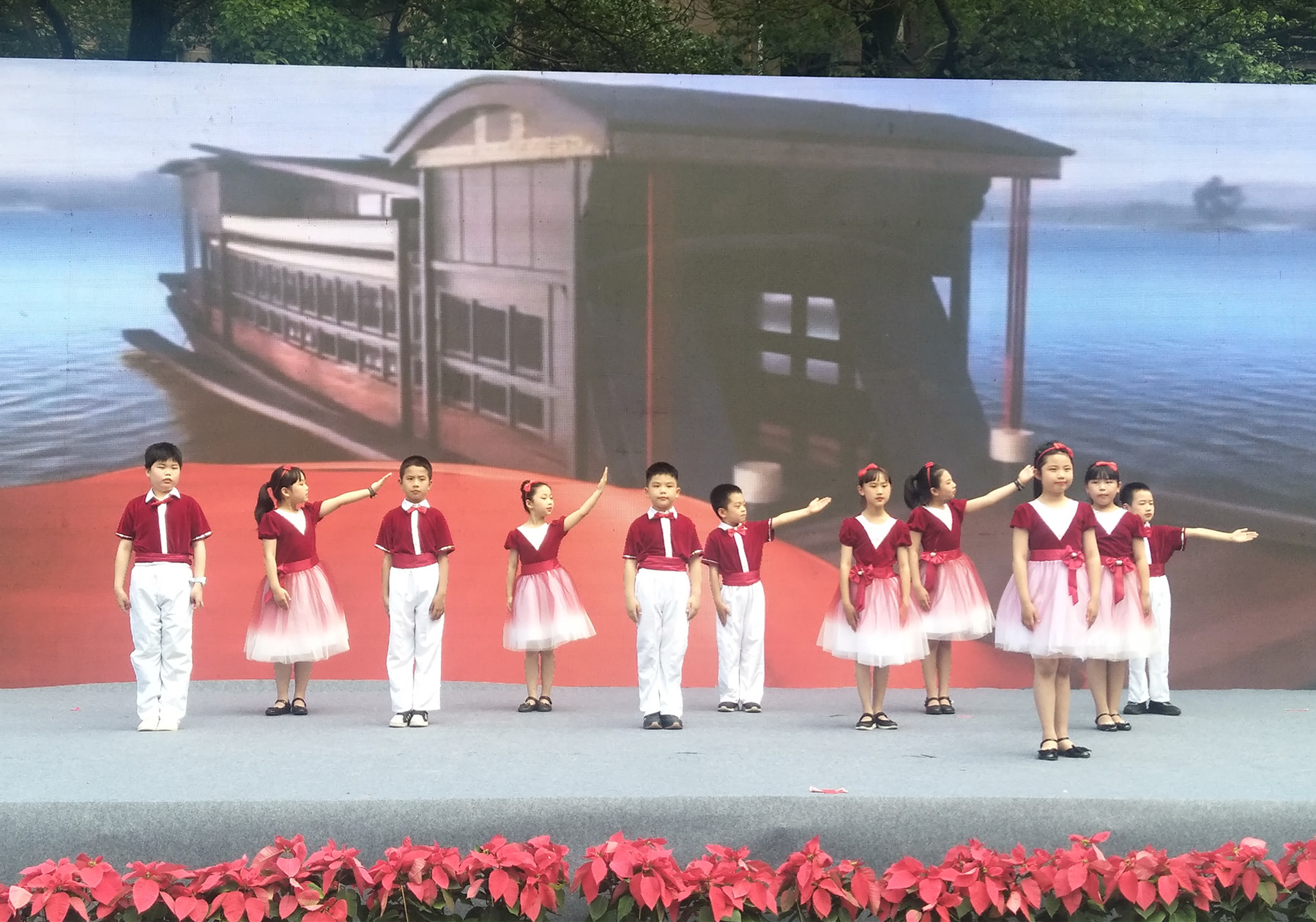 同学们表演了精彩的党史主题节目。