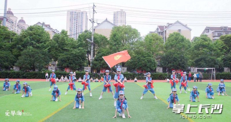 既唱又演的啦啦队。