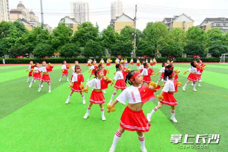 快乐的啦啦队。