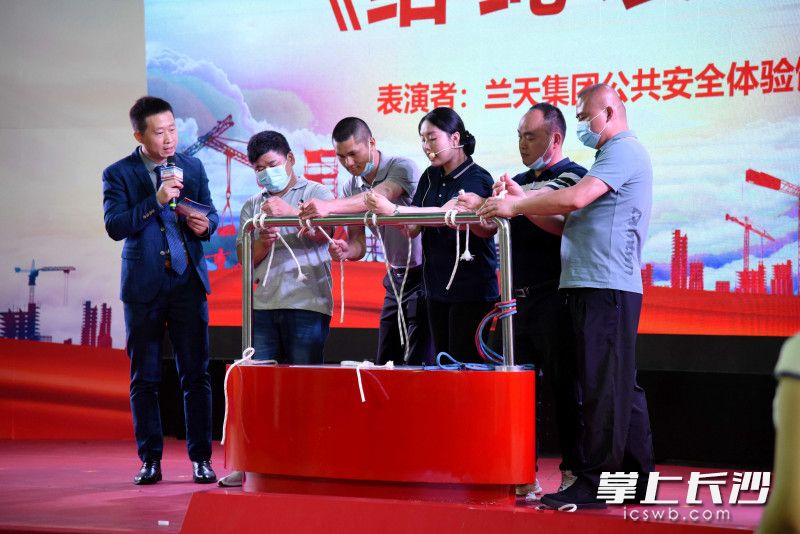 现场，大家学习结绳逃生技巧。
