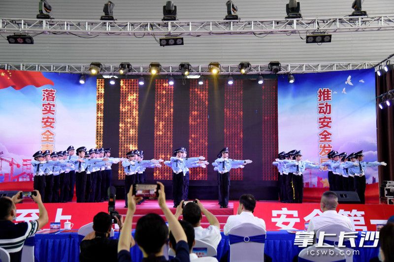 启动仪式现场，小学生带来精彩表演。