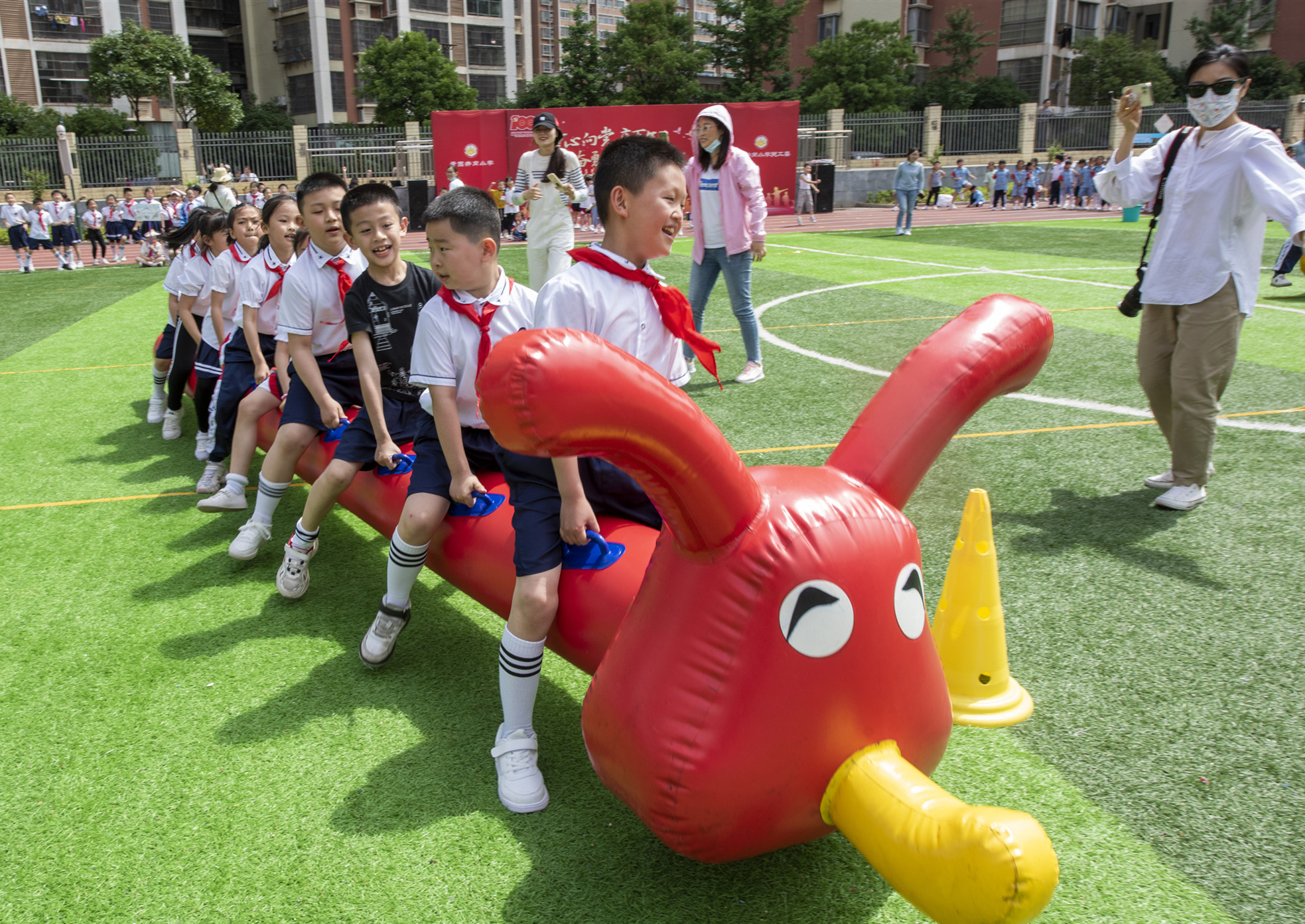 “百舸争流”项目，10名同学坐在象征革命胜利的“小船”上，齐心协力开往彼岸。