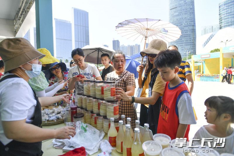 在长沙滨江文化园非遗集市，地道的长沙甜酒吸引了市民和游客的目光。长沙晚报全媒体记者 罗杰科 摄