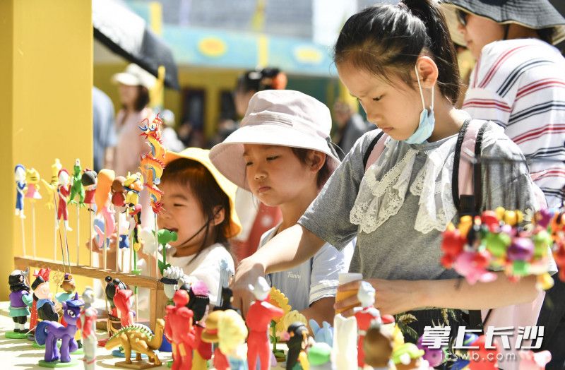 今日，2021年“文化和自然遗产日”长沙市非遗宣传展示活动在长沙滨江文化园文化广场启动。非遗集市上惟妙惟肖的泥塑，造型丰富，色彩艳丽，深受小朋友喜爱。长沙晚报记者 罗杰科 摄
