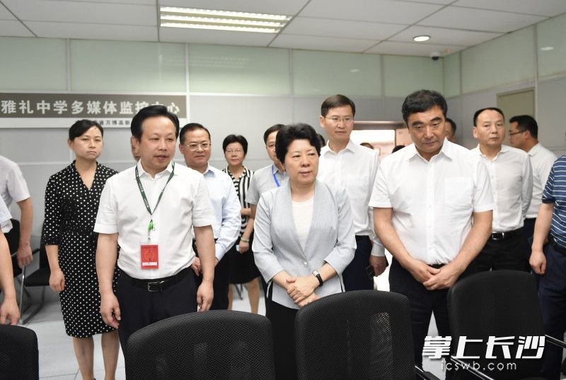 6月6日下午，省委常委、市委书记吴桂英在雅礼中学实地检查考室、保密（管）室、监控室的人员履职、设备调试、考务组织等工作。长沙晚报全媒体记者 余劭劼 摄