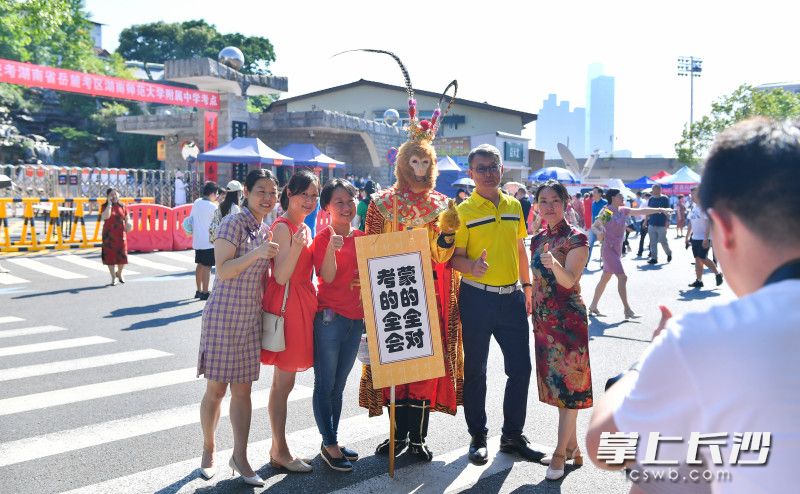 身穿“齐天大圣”孙悟空服装的家长成为焦点。全媒体记者 邹麟 摄