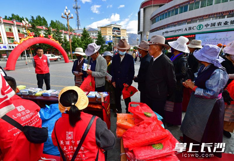 6月5日，湖南短援队与山南市生态环境局积极组织，共同参与“人与自然和谐共生”主题活动。  均为长沙晚报全媒体记者 王志伟 摄
