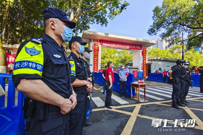 在长沙市一中考点，长沙特警为考生们保驾护航。长沙晚报全媒体记者 黄启晴 摄