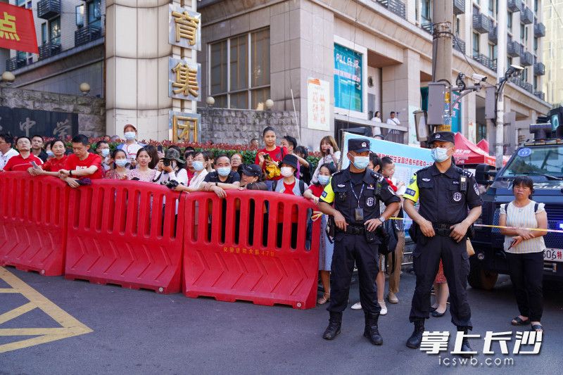 6月7日上午9点，语文考试开始。长沙特警在长郡考点门口执勤，保障安全。长沙晚报全媒体记者 周数邑 摄