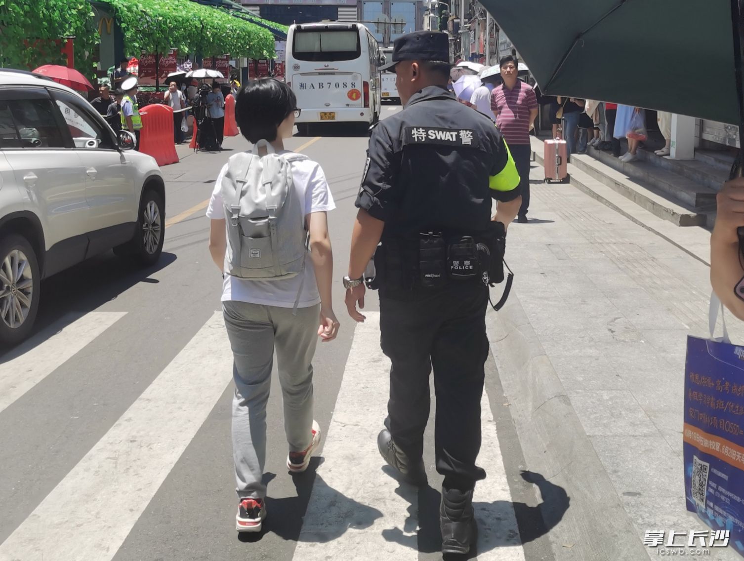 6月7日早上，特警张永强和女儿一同走向考点。 图片均由长沙晚报通讯员 段旖亮 供图