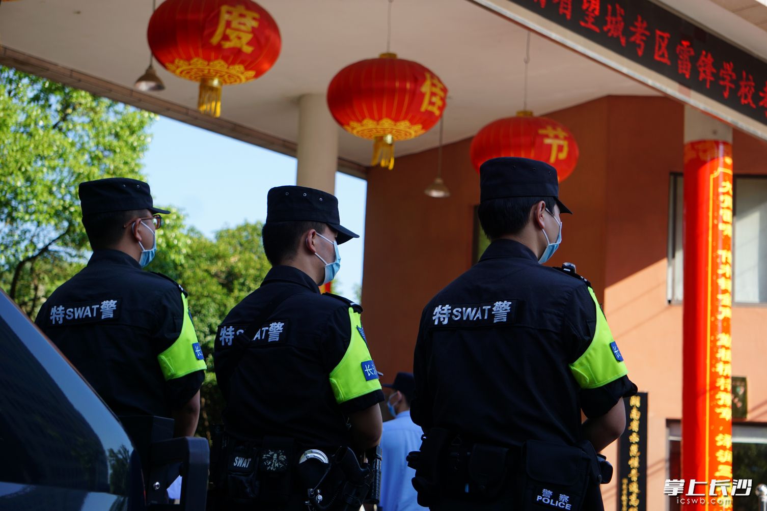 特警在考点门口站岗执勤