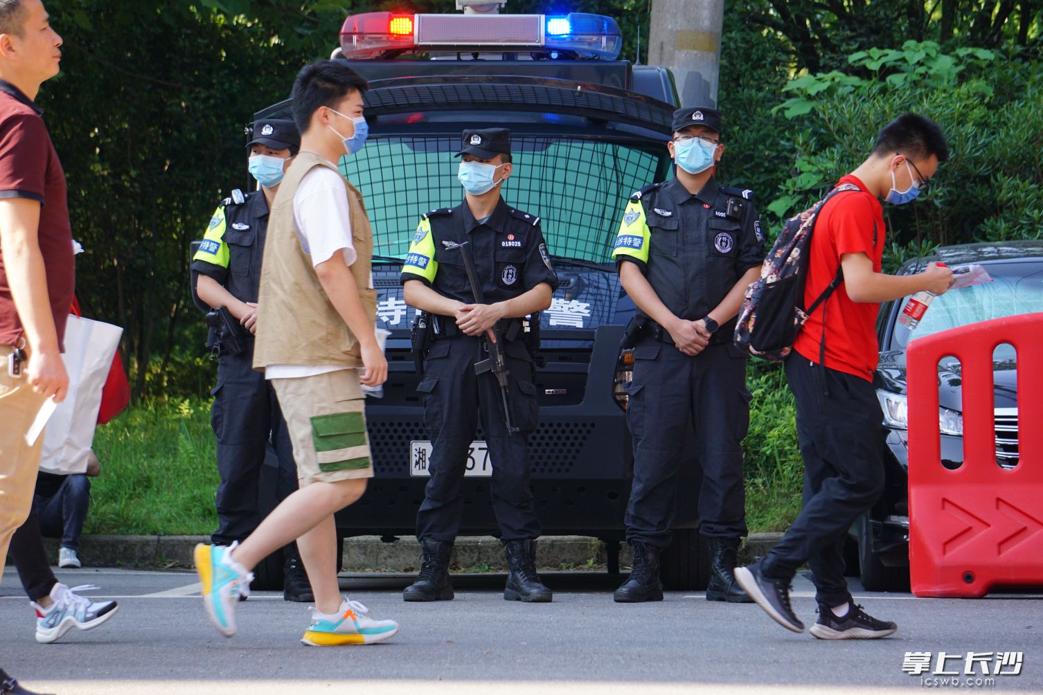 特警站岗守护