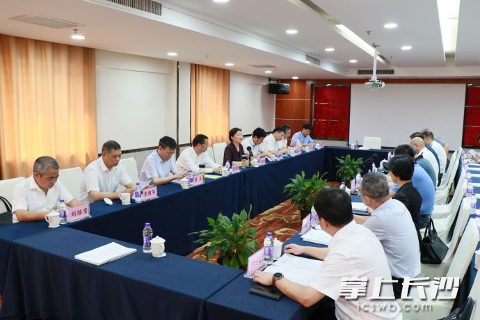 李微微与长沙相关部门就省政协委员微建议办理进行座谈。长沙晚报通讯员 邓芳 摄