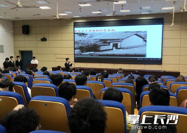 选手正在介绍清水塘22号背后的红色故事。长沙晚报全媒体记者 石祯专 摄