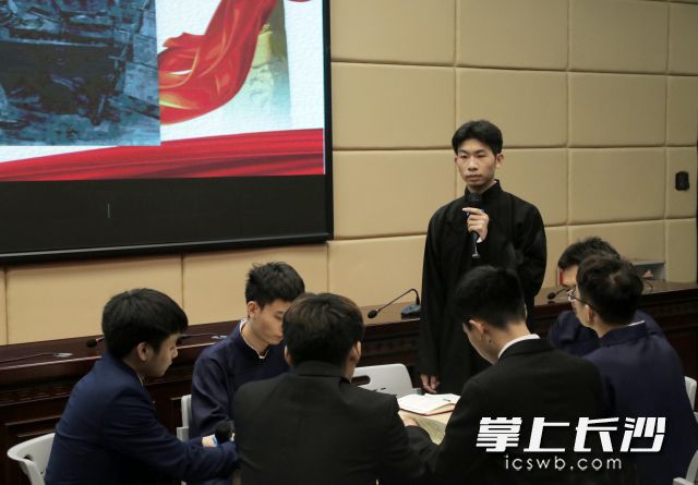 学子们以还原场景的方式讲述红色故事。学校供图