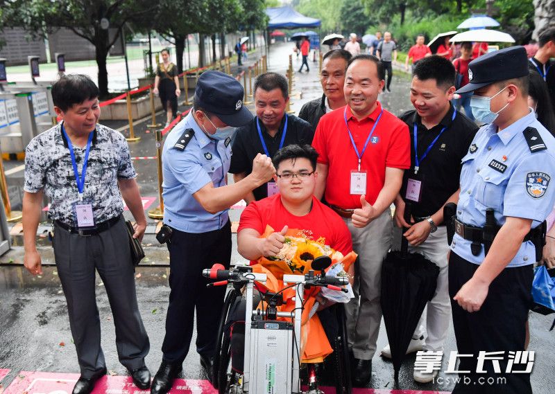 维持考点秩序的芙蓉公安分局马王堆派出所民警也来为肖逸尘加油。长沙晚报全媒体记者 邹麟 摄