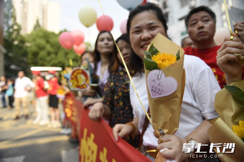 在长沙市一中考点，家长们等待考生们出来。