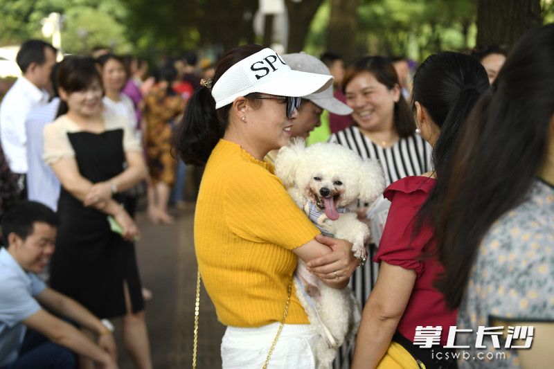 长沙市实验中学考点，一位家长在等候考生。