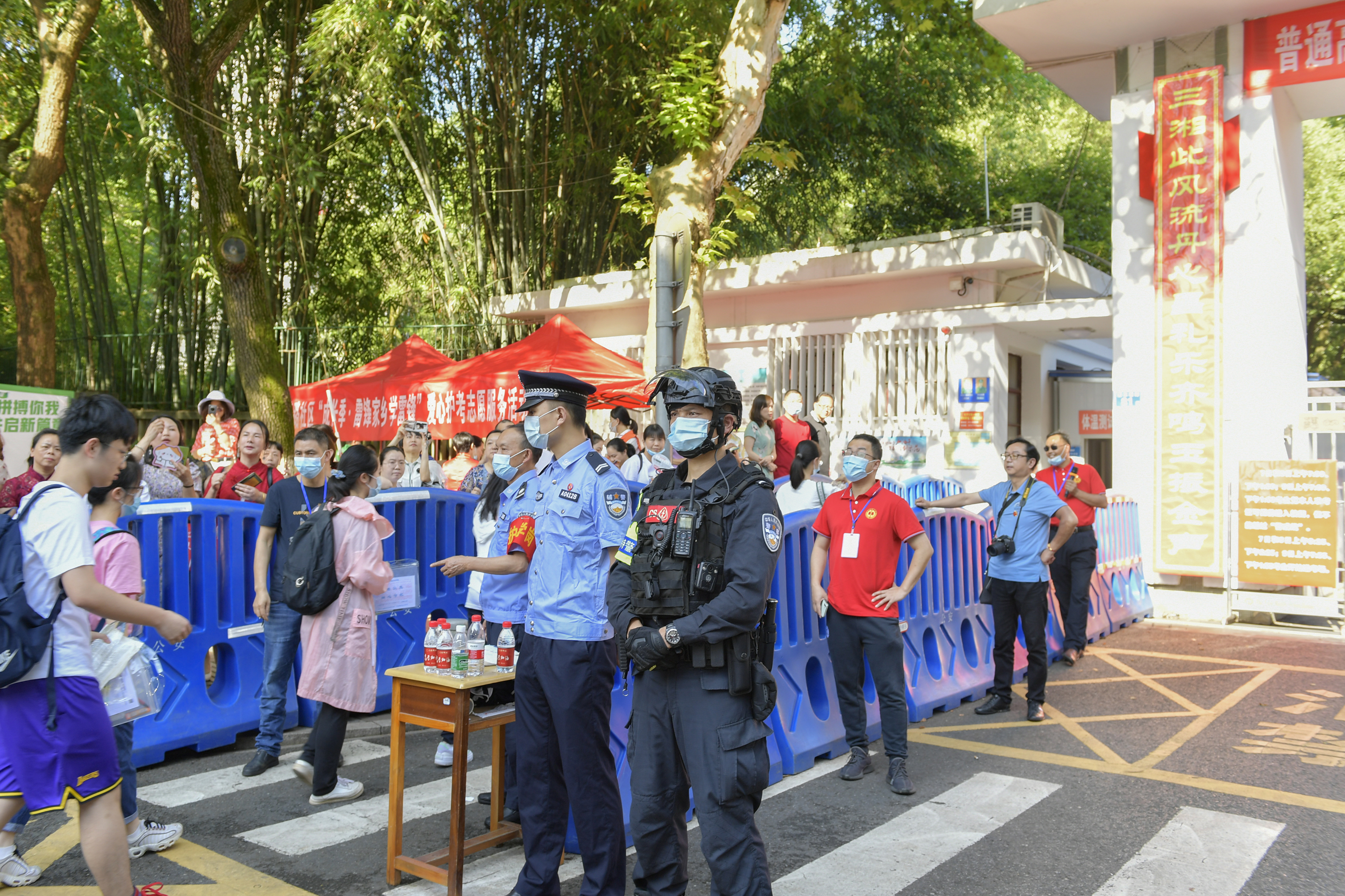 长沙民警站岗执勤，为高考护航。 均为长沙市公安局供图