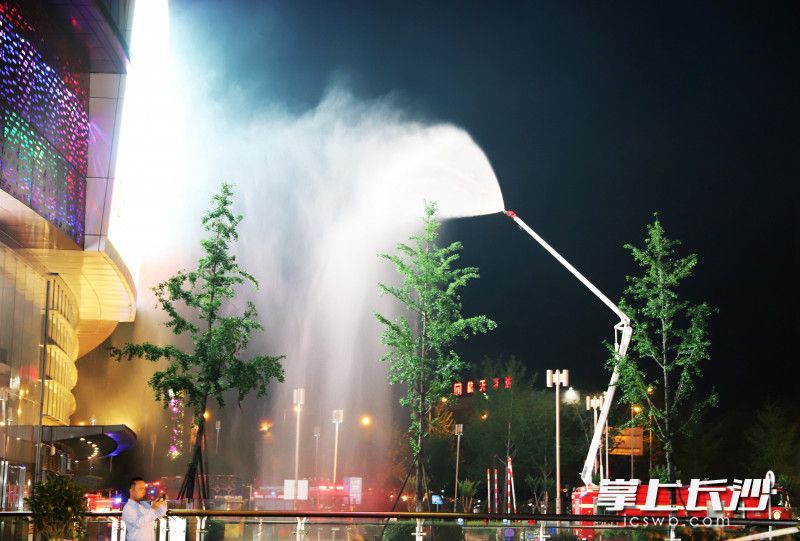 6月8日晚，长沙高新区大型商业综合体夜间实战化演练在步步高·梅溪新天地购物中心举行。均为长沙晚报通讯员 郑红桂 供图