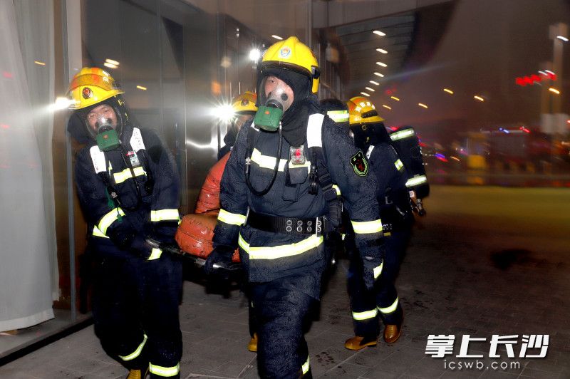 消防指战员从“火场”中将“被困人员”成功救出。