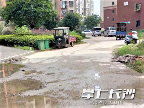 水木天成小区改造前道路破烂泥泞。受访方 供图